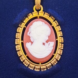 (N.I.B) Vintage Avon Fashion Jewelry Reversible Cameo Pendant Necklace